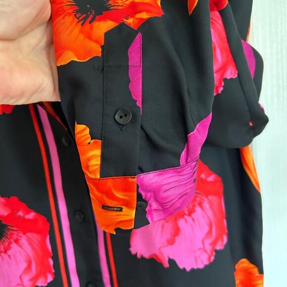 Dana Buchanan Size 2P long sleeved, button-down blouse. 100% silk - Picture 5 of 8